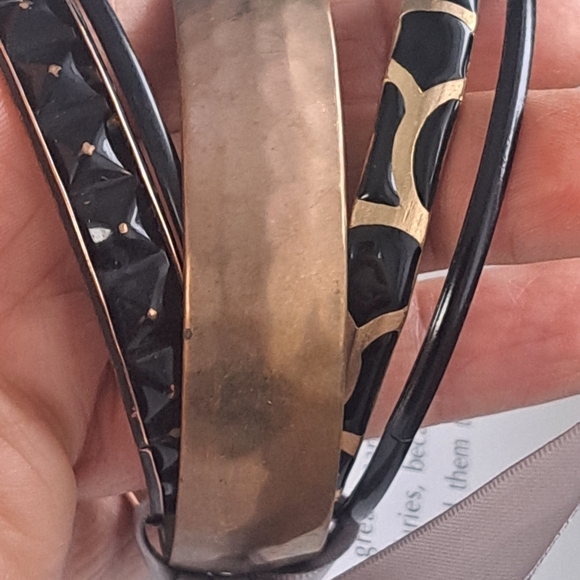 Set of 4 bangle bracelets in gold and black tones - Picture 2 of 4